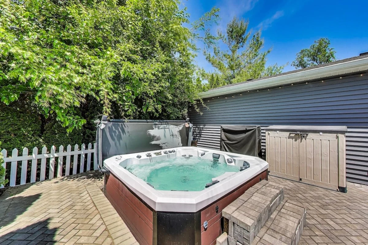 Hot tub on the patio at Captain Cook